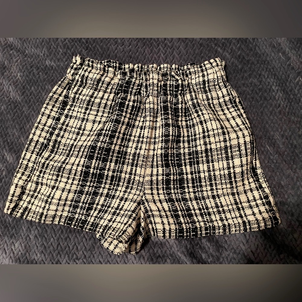 ZARA medium black and white plaid wool-type shorts with elastic band and…